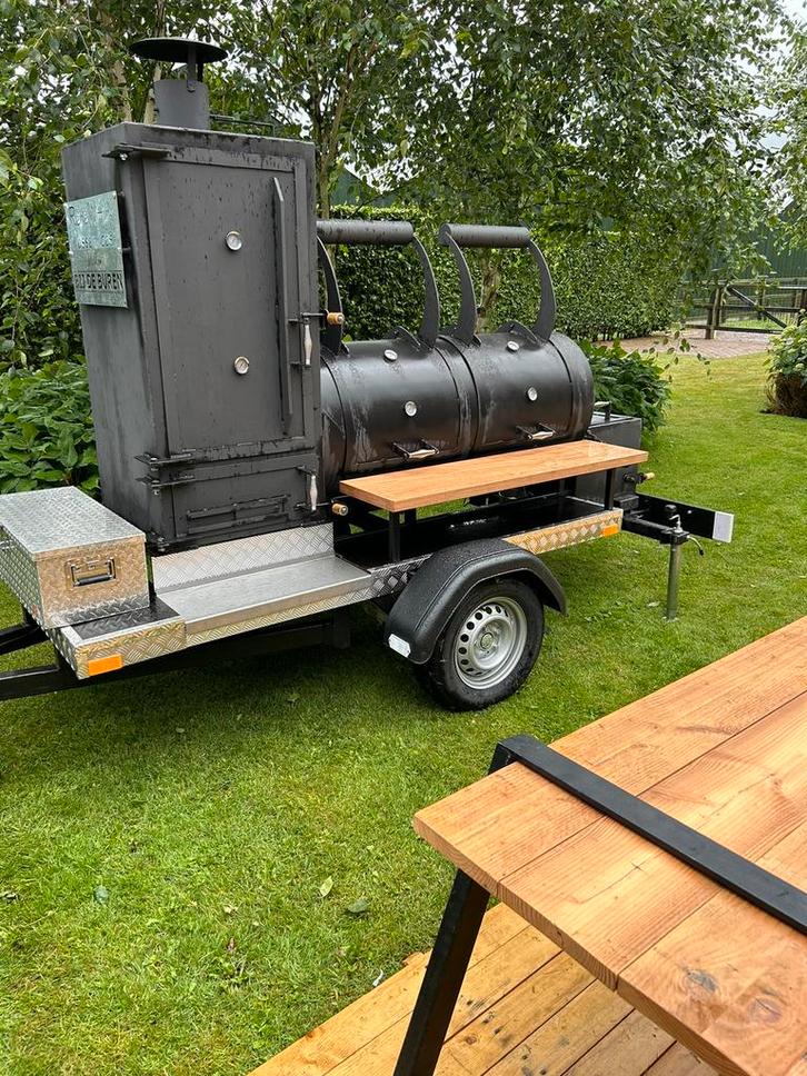 Bbq smoker op aanhanger te huur., Hobby en Vrije tijd, Feestartikelen | Verhuur, Nieuw, Overige, Ophalen