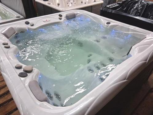WELLIS 2 ligpl KORTINGSWEEK jacuzzi incl bezorging&garantie, Tuin en Terras, Bubbelbaden en Hottubs, Gebruikt, Filter, Trap, Ophalen of Verzenden