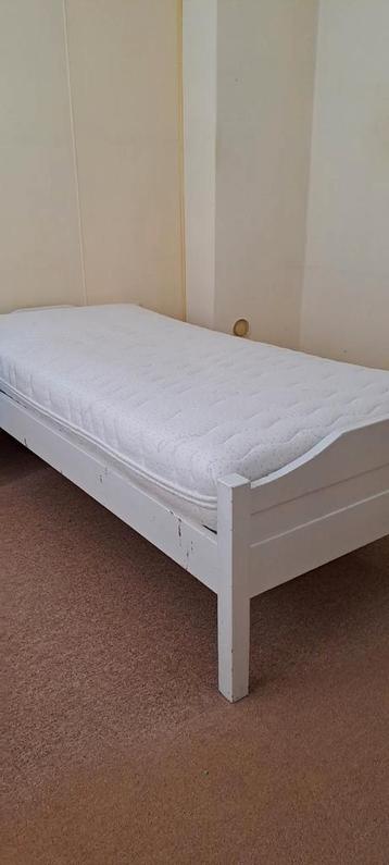 2 houten eenpersoonsbedden inclusief matras beschikbaar voor biedingen