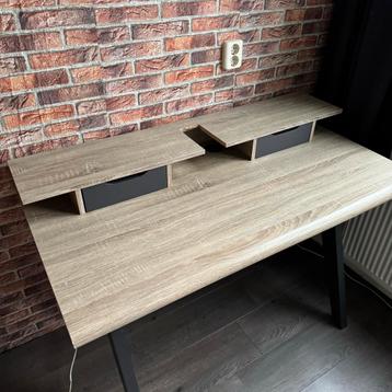 Bureau met 2 lades beschikbaar voor biedingen