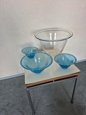 nest glazen schalen 4 stuks 2x klein 1x middel en 1x groot.  beschikbaar voor biedingen