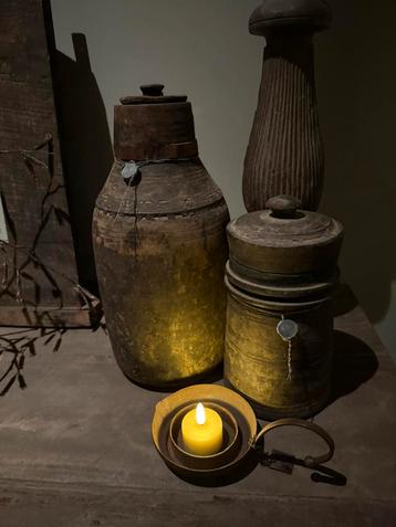 2 Hoffz houten nepalese kruiken beschikbaar voor biedingen