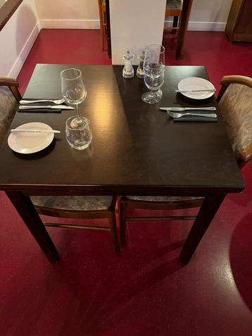 Tafel voor 2 personen beschikbaar voor biedingen