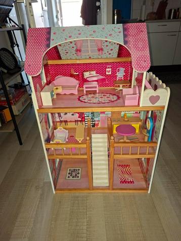 Poppenhuis met Keukentje beschikbaar voor biedingen