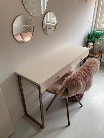 Bureau en stoel en spiegels 