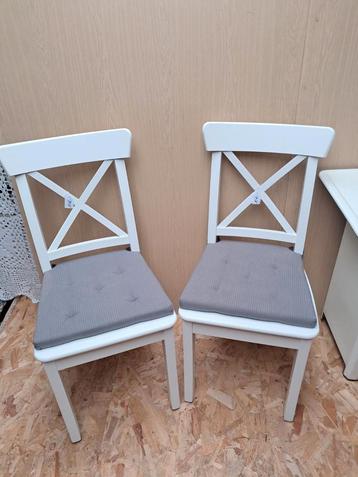 2 witte landelijke stoelen perfect in orde  beschikbaar voor biedingen