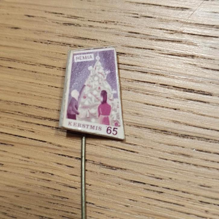 Remia Kerstmis 1965 Speldje, Verzamelen, Speldjes, Pins en Buttons, Gebruikt, Speldje of Pin, Overige onderwerpen, Ophalen of Verzenden