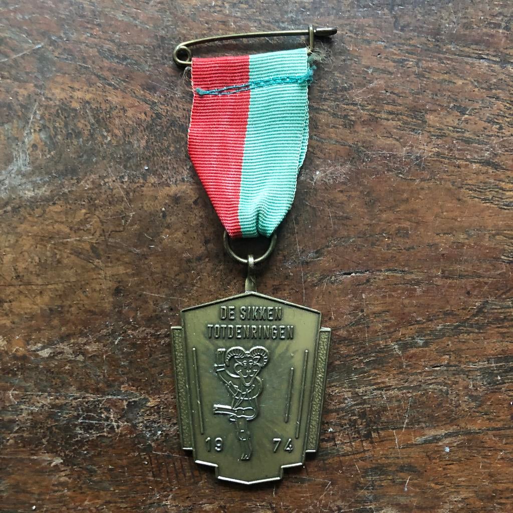 Oude De Sikken Totdenringen Carnavals Medaille 1974, Verzamelen, Ophalen of Verzenden, Gebruikt, Overige onderwerpen, Speldje of Pin