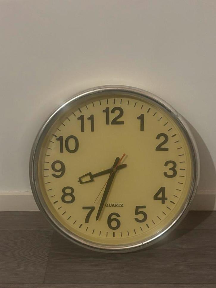 Grote Analoge Quartz Wandklok - Werkt op AA Batterij, Huis en Inrichting, Woonaccessoires | Klokken, Gebruikt, Wandklok, Analoog
