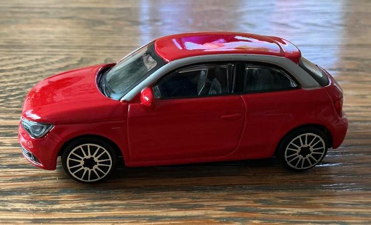 RODE AUDI A1 SPORTWAGEN BURAGO, Hobby en Vrije tijd, Modelauto's | 1:43, Zo goed als nieuw, Auto, Overige merken, Ophalen
