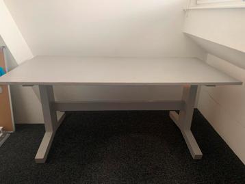 Te koop eettafel of bureau beschikbaar voor biedingen