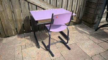 Kinderbureau met stoel en twee laden. In hoogte verstelbaar. beschikbaar voor biedingen