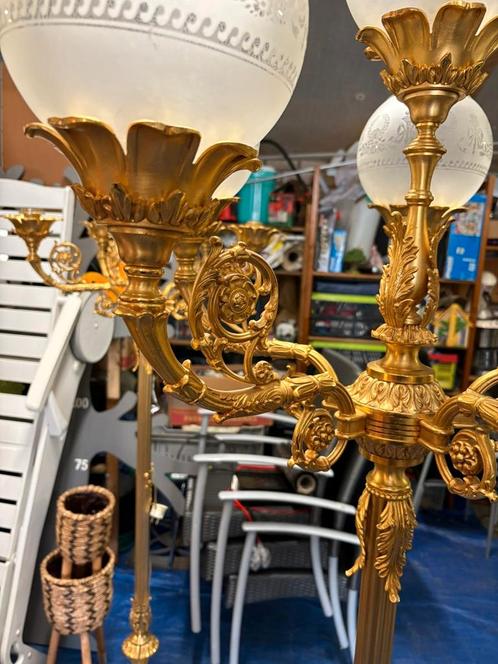 Vergulde bronzen tafel en 2 vloerlampen van F.B.A.I., Antiek en Kunst, Antiek | Meubels | Tafels, Ophalen