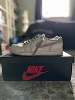 Jordan 1 low neutral grey 42,5, Jordan, Ophalen of Verzenden, Zo goed als nieuw, Overige kleuren