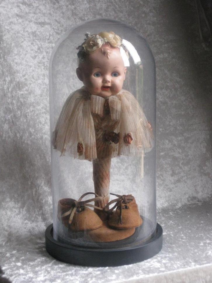 Antiek Kinderhoofdje Met Tule In Stolp / Popje, Antiek en Kunst, Curiosa en Brocante, Ophalen