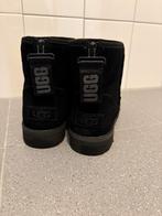 Ugg Classic mini logo zip zwart maat 37, Kleding | Dames, Schoenen, Ophalen, Zo goed als nieuw, Zwart