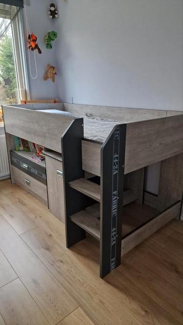 Kinderbed met bureau beschikbaar voor biedingen