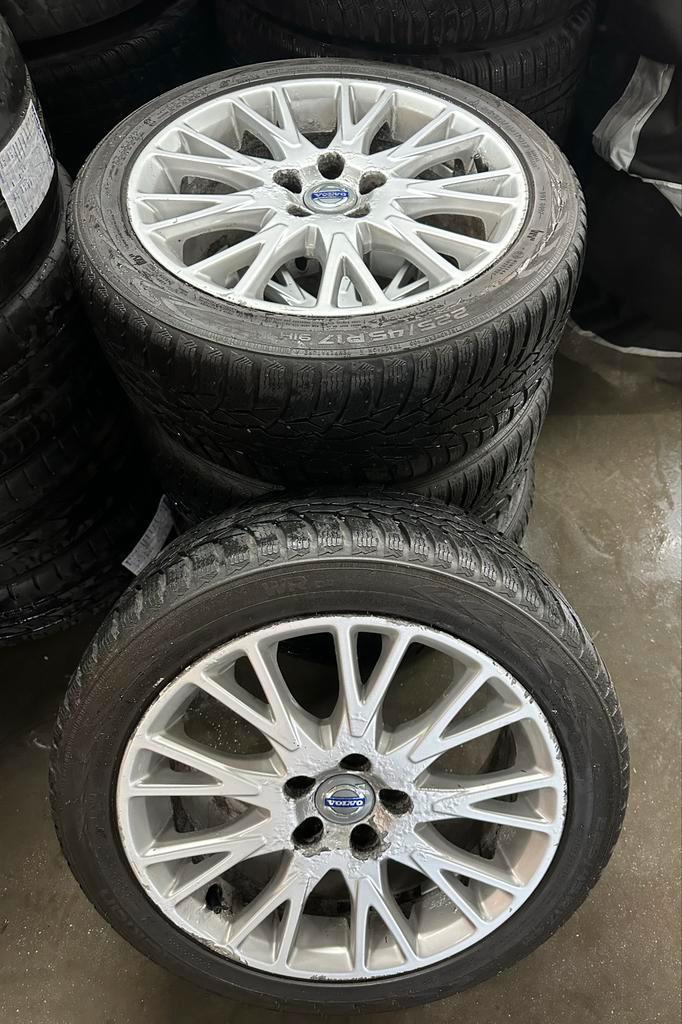 Volvo Winterset 17 inch - S60 V60 V70, Auto-onderdelen, Banden en Velgen, Banden en Velgen, Winterbanden, 17 inch, 225 mm, Personenwagen