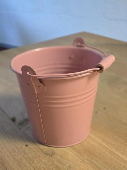 Metalen emmertje roze met handvat, Huis en Inrichting, Woonaccessoires | Overige, Zo goed als nieuw, Ophalen of Verzenden