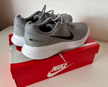 Nike sneakers nieuw in doos beschikbaar voor biedingen