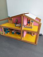 Houten poppenhuis incl poppetjes en meubels, Kinderen en Baby's, Speelgoed | Poppenhuizen, Ophalen, Gebruikt, Poppenhuis