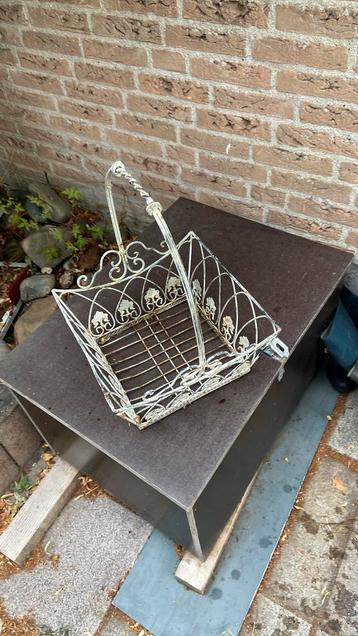 Bocante gietijzeren mand wit brocant tuindecoratie beschikbaar voor biedingen