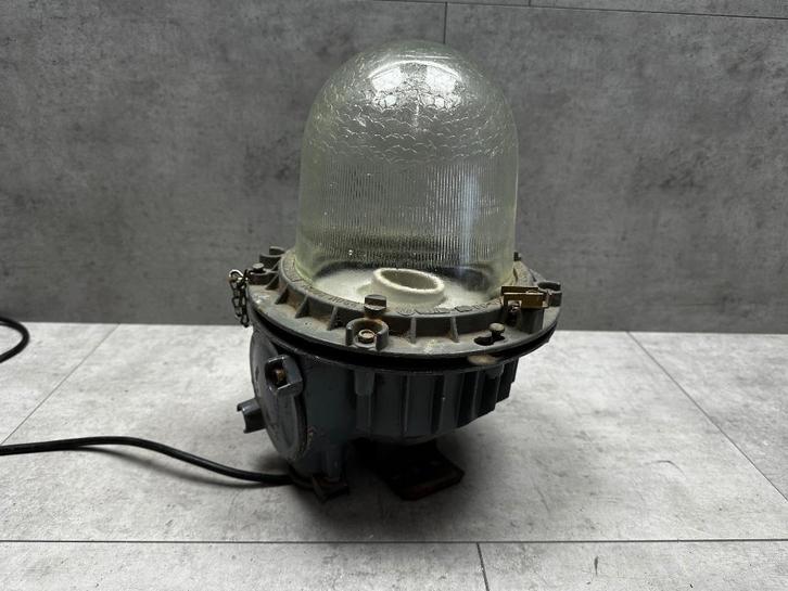 Stoere bunkerlamp met glazen stolp - N3454, Antiek en Kunst, Antiek | Lampen, Ophalen of Verzenden
