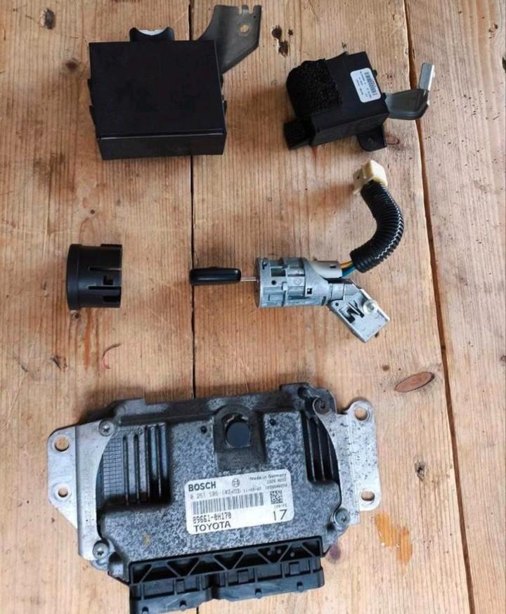 Toyota Aygo ECU 17 bj 2010 sleutels met ring en toebehoren., Auto-onderdelen, Elektronica en Kabels, Toyota, Ophalen of Verzenden