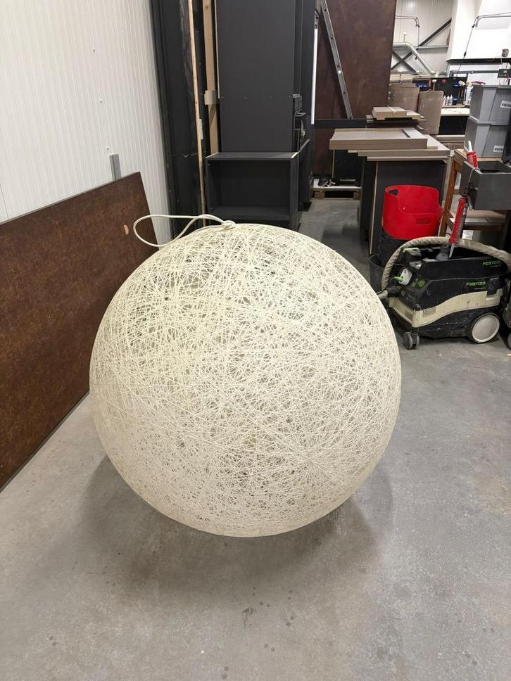 Grote design draadlamp | bol hanglamp | wit, Huis en Inrichting, Lampen | Plafondlampen, Gebruikt, Kunststof, Stof, Ophalen