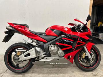 Honda CBR 600 RR  pc37 in topstaat met Laser uitlaatsysteem beschikbaar voor biedingen