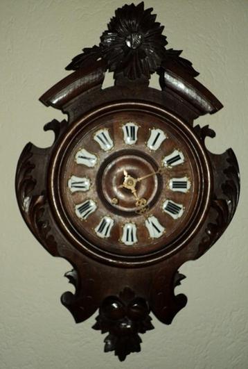 houten klok met zonnebloem met meer houtsnijwerk  beschikbaar voor biedingen