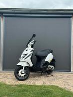 Piaggio zip 4 takt 2012, Fietsen en Brommers, Scooters | Piaggio, Ophalen, Zip, Zo goed als nieuw, Benzine