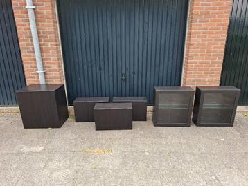 Diverse soorten zwartbruine IKEA BESTA kasten met deuren