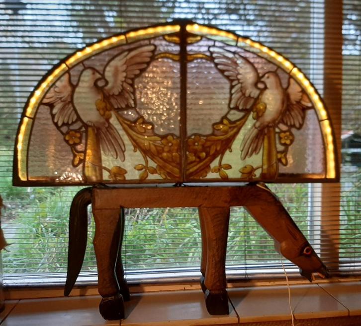 Glas in Lood Lamp op Houten Paard, Belgisch, Antiek en Kunst, Antiek | Lampen, Ophalen