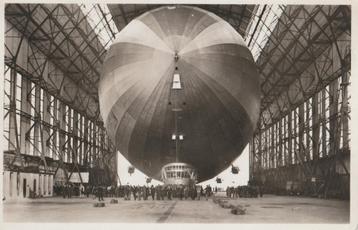 GRAF ZEPPELIN, binnen brengen in de hal. beschikbaar voor biedingen