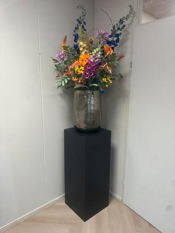 Vaas brons en bloemen van pot en vaas incl zuil beschikbaar voor biedingen