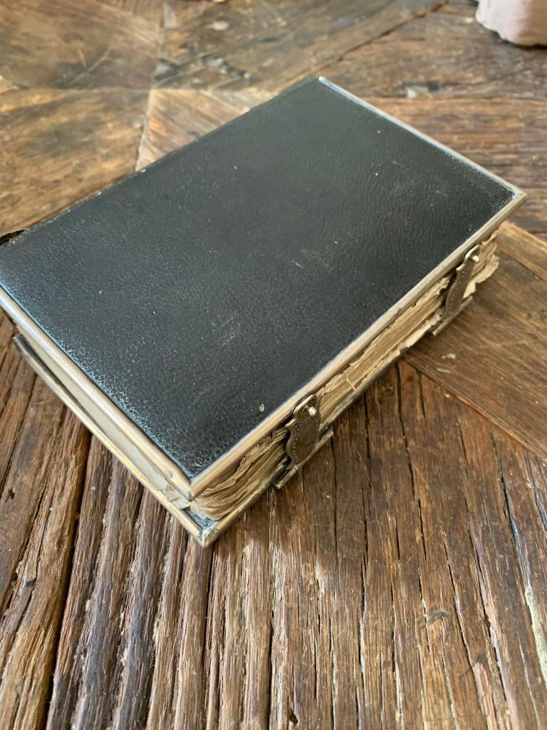 Antieke Bijbel met zilveren beslag, Antiek en Kunst, Antiek | Boeken en Bijbels, Ophalen of Verzenden