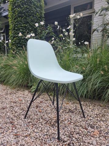 Design Stoel - Lichtblauw met Zwart Onderstel beschikbaar voor biedingen