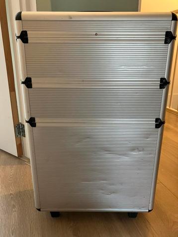 Koffer voor schoonheidsspecialist, pedicure of kapper. beschikbaar voor biedingen
