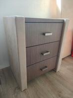 Luxe nachtkastje Hamar - Totaal bed, 3 Lades, Bruin/Beige, Ophalen, 55 tot 70 cm, Zo goed als nieuw, 45 tot 65 cm