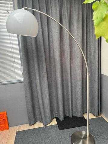 booglamp met witte kunststof kap beschikbaar voor biedingen