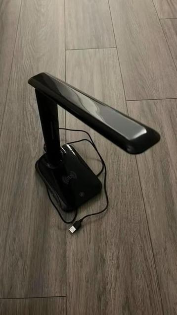 Zwarte led bureaulamp beschikbaar voor biedingen