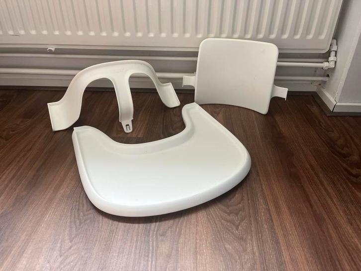 Stokke Tripp Trapp Babyset Wit + Tray - Nette Staat, Kinderen en Baby's, Kinderstoelen, Zo goed als nieuw, Meegroeistoel, Afneembaar eetblad