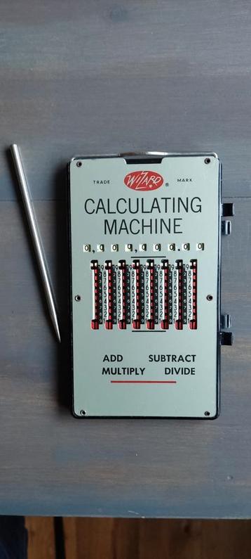 Vintage mechanische rekenmachine  beschikbaar voor biedingen