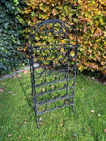 Mooi metalen wijnrek voor 24 flessen beschikbaar voor biedingen