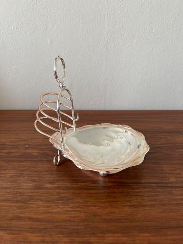 Bijzonder verzilverd toast rekje oester schelp design beschikbaar voor biedingen