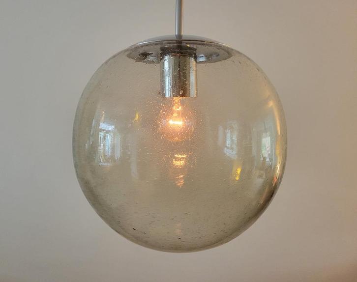 Vintage rookglazen globe van Doria Leuchten, Huis en Inrichting, Lampen | Hanglampen, Gebruikt, Minder dan 50 cm, Glas, Metaal