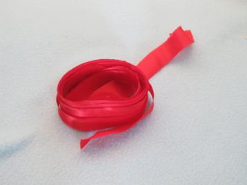 1 EURO OF GRATIS Ruim 3,5 meter rood satijnlint 1,5 cm breed beschikbaar voor biedingen