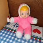 Oude pop met roze pak met drinkfles 25 cm vintage, Verzamelen, Poppen, Ophalen of Verzenden, Pop