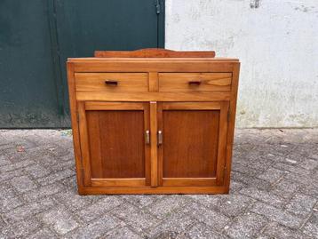 Authentiek vintage kastje beschikbaar voor biedingen